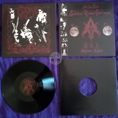 Vinil preto com capa dupla preta e vermelha com fotografias e texto