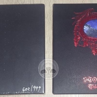 Duas capas de CD negras com relevo vermelho e código de barras
