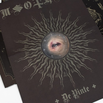 Papel preto decorado com ilustração e texto em estilo gótico