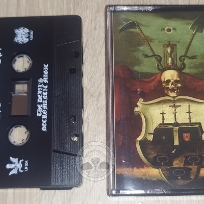 Cassete áudio preta com texto branco ao lado da capa com escudo, caveira e velas.