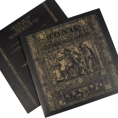 Capa de vinil preta com design dourado e texto mitológico