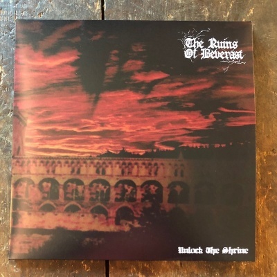 Capa de vinil com arte de céu vermelho e construção com arcos