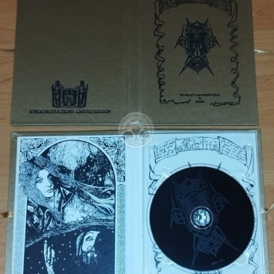 Caixa de CD castanha com desenho preto, CD preto e encarte ilustrado a preto e branco