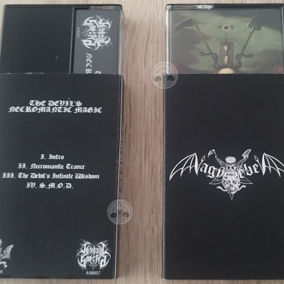 Cassetes pretos de música com capas em cartão preto e branco com texto e ícones numa mesa de madeira