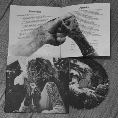 CD musical com artes em preto e branco e encarte com texto