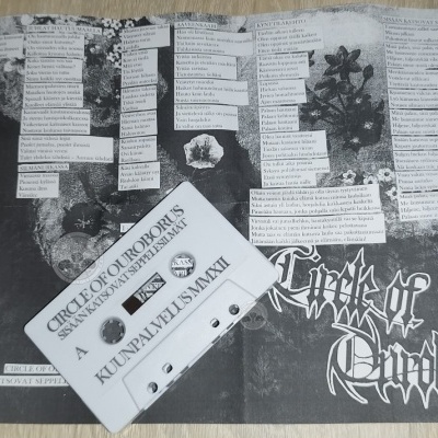 Cassete branca com texto sobre fundo de papel preto com texto e título estilizado