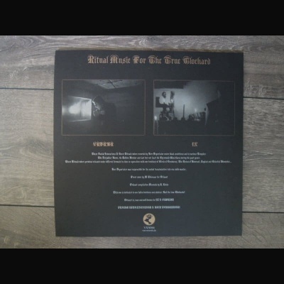 Capa de álbum preta com texto e fotos em preto e branco