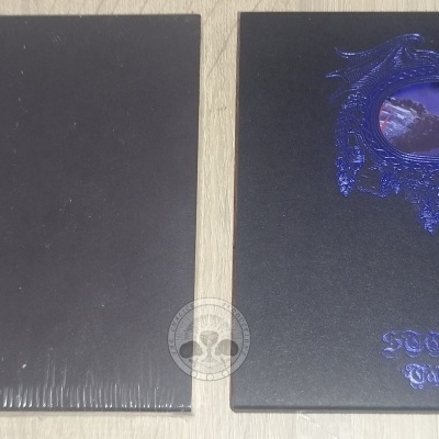 Capa de CD preta com relevo azul brilhante e texto