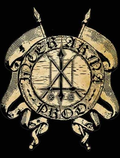 Logotipo circular com lanças cruzadas, bandeiras e fitas desenhadas