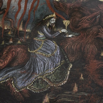 Ilustração de figura feminina vestida a roxo montada em criatura vermelha em cenário flamejante.