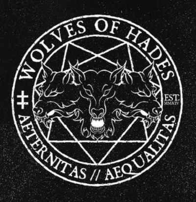 Logótipo circular com três cabeças de lobo, texto e símbolos