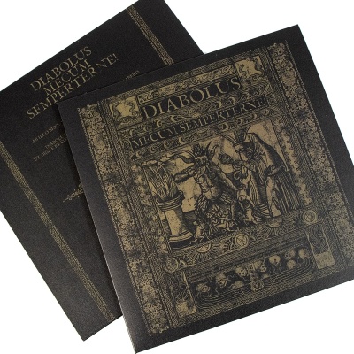 Capa de vinil preta com design dourado e texto mitológico