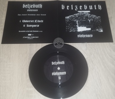 Vinil preto com capa preta e branca com texto gótico e imagem abstrata