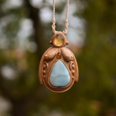 Amuleto Mahashakti com larimar, citrino e turmalina laranja