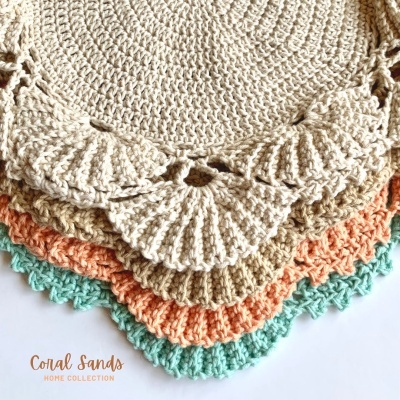 Bases para pratos em croché de várias cores alinhadas