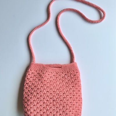 Mala pequena rosa de croché com alça fina