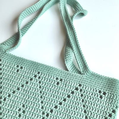 Saco de croché verde água com padrão triangular e alças largas