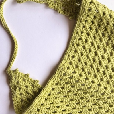 Top triangular em crochet verde claro com alças finas