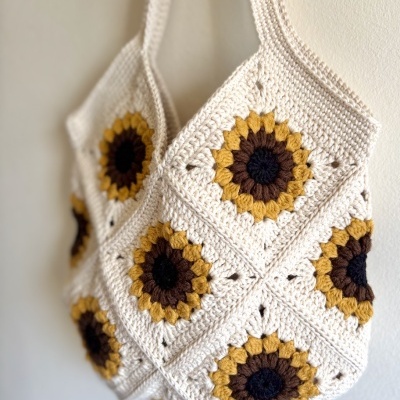 Mala pendurada feita de croché com flores coloridas