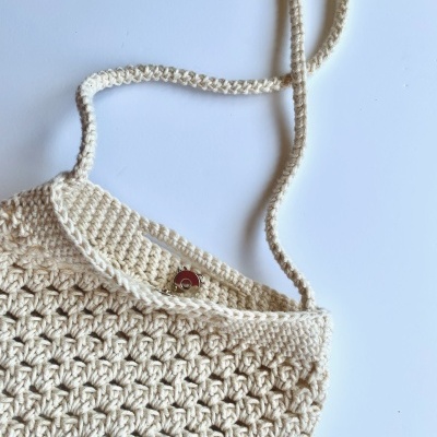 Bolsa de ombro bege em fio de algodão com fecho magnético