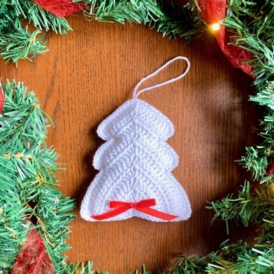 Enfeite de Natal árvore tricô branco com laço vermelho na guirlanda verde com fita vermelha