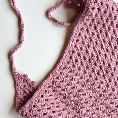 Top de crochê rosa com padrão de pontos abertos e alças finas