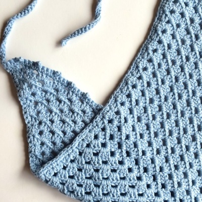 Top de crochet azul claro com alças finas retorcidas