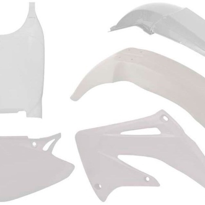 Peças plásticas brancas para motocicleta sobre fundo branco