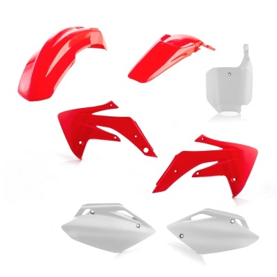 Peças plásticas vermelhas e brancas para moto sobre fundo branco