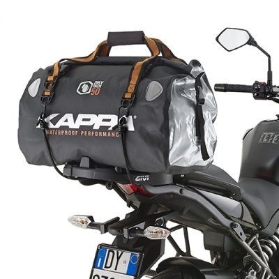 Mala impermeável KAPPA preta com alças laranja e texto, montada na mota preta