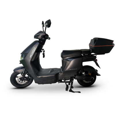 Scooter elétrica cinza escuro com tampa traseira preta e detalhes em vermelho