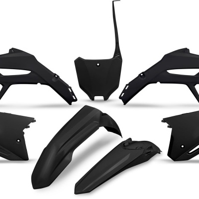 Peças de carenagem de moto em plástico preto mate, seis unidades dispostas em fundo branco