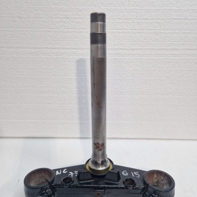 Peça metálica com eixo prateado e estrutura preta com inscrições NC 78 e 015