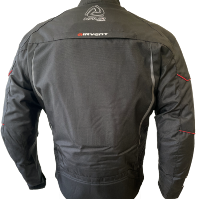 Casaco preto de motoqueiro com textos AIRVENT e RAINS nas costas