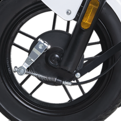 Roda preta de veículo com aro metálico e refletor amarelo