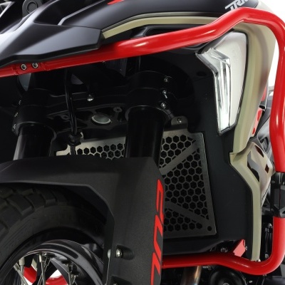 Parte frontal de motocicleta com estrutura vermelha e detalhes em preto e transparente