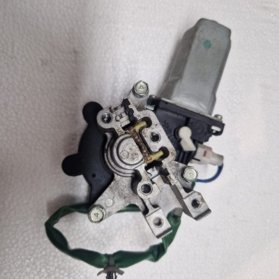 Motor elétrico metálico com cabo e componentes plásticos