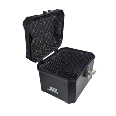 Caixa preta com interior acolchoado e fecho metálico