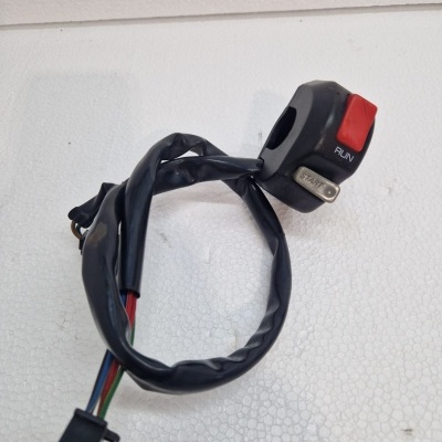 Botão preto com botão vermelho e texto RUN e START, com cabos coloridos