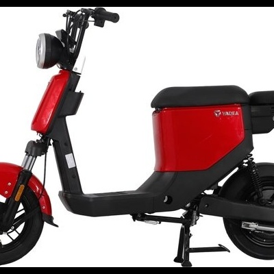 Motociclo elétrico vermelho e preto, assento preto, farol redondo, pneus robustos