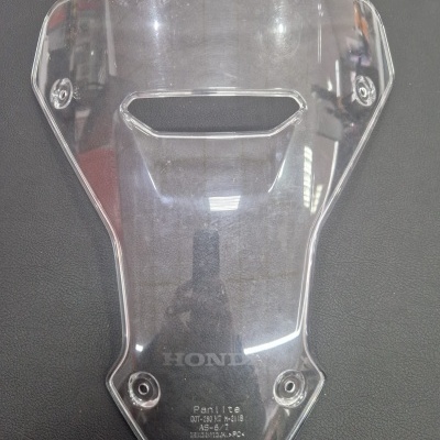 Para-brisas transparente plástico com texto HONDA e Panlite em fundo preto