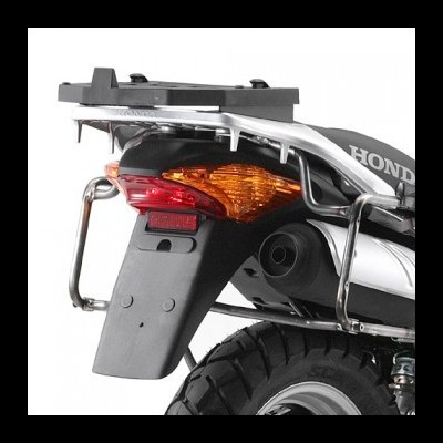 Parte traseira de mota Honda com luzes e pneu robusto