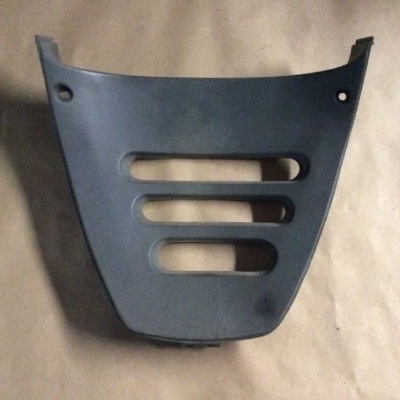 Peça automóvel preta com aberturas horizontais e furos de fixação