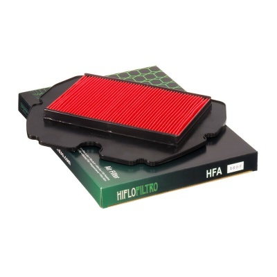 Filtro de ar Hiflofiltro HFA2603 vermelho e preto em cima de caixas verdes