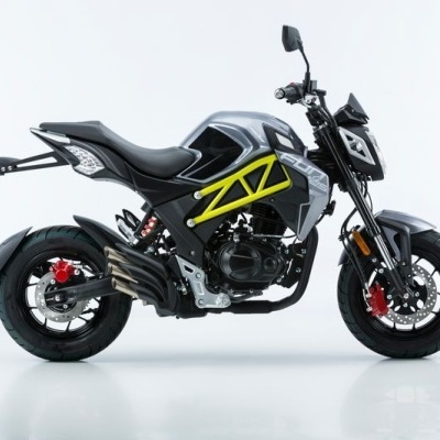 Motociclo desportivo preto com detalhes amarelos em fundo branco