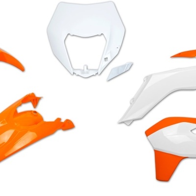 Carenagens de motocicleta laranja e branco em fundo branco