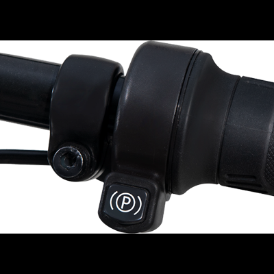 Parte do guiador de bicicleta com empunhadura preta, botão (P) e parafuso