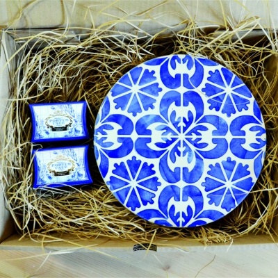 Caixa de presente com prato decorativo azul e branco e dois pacotes 'QUEIJADINHA'