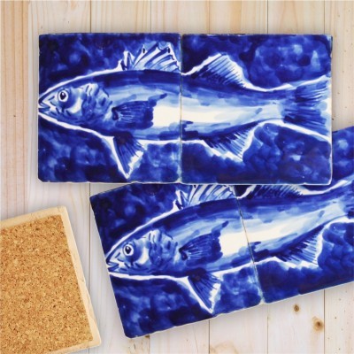 Azulejos em cerâmica pintados à mão com imagem de peixe azul e branco
