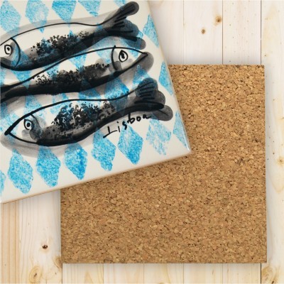 Dois descansos de panela, um com padrão de peixes e losangos azuis, outro em cortiça